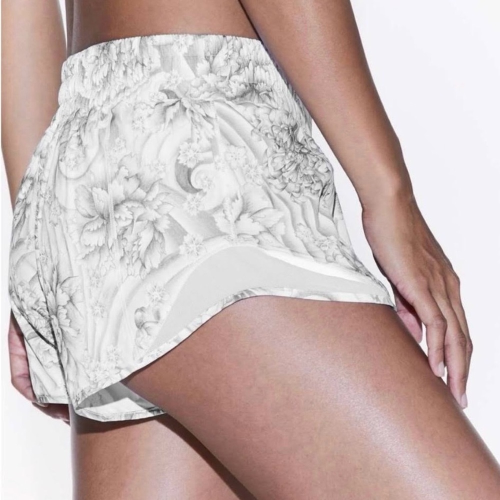 Lululemon Women Mini Twine White Multi Floral Print Hotty Hot Shorts ll 4Tall